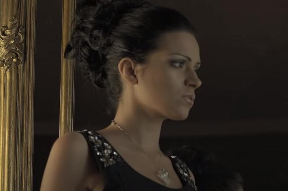 FRAPANTNA OBJAVA POZNATE SRPKINJE: Tvrdi da je MAJKA napala NOŽEM, a potom da je ona UJELA, cela zemlja u ČUDU