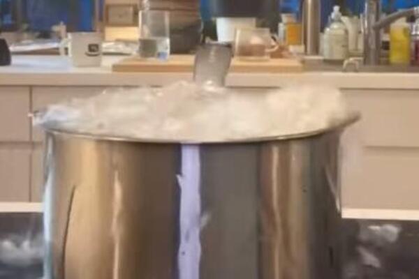 NAJBOLJI TRIK KAKO DA VAM NIŠTA NE ISKIPI IZ ŠERPE: Pre kuvanja premažite je ovim i nema šanse da pogrešite (VIDEO)