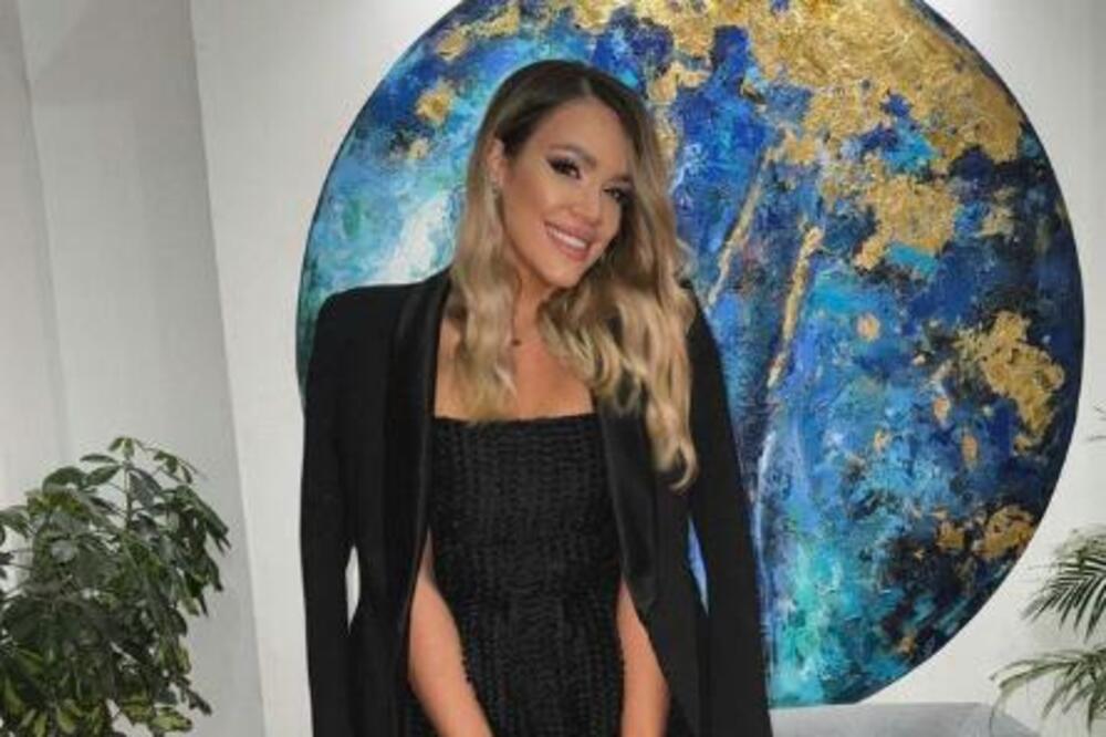 IZLETELA IZ KUĆE U DVORIŠTE PA GLASNO OBJAVILA NOVU VEST! Nakon 2 POROĐAJA obradovala JOŠ JEDNOM SVE, KAKVA ŽENA