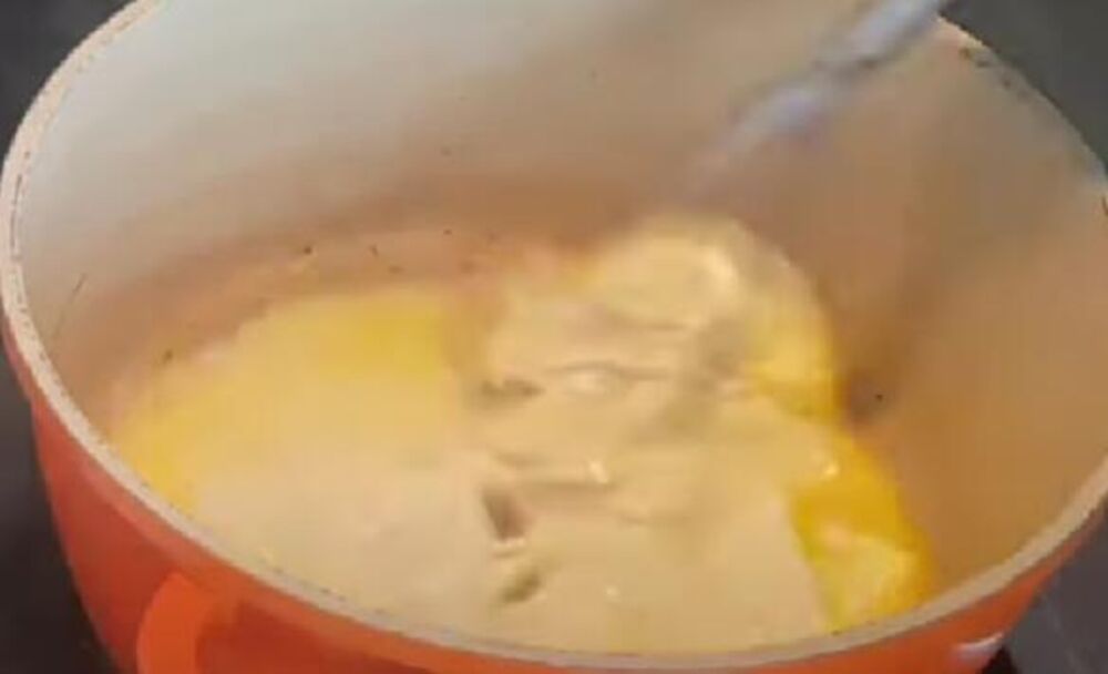 Maslac i dve vrste sira u šerpi