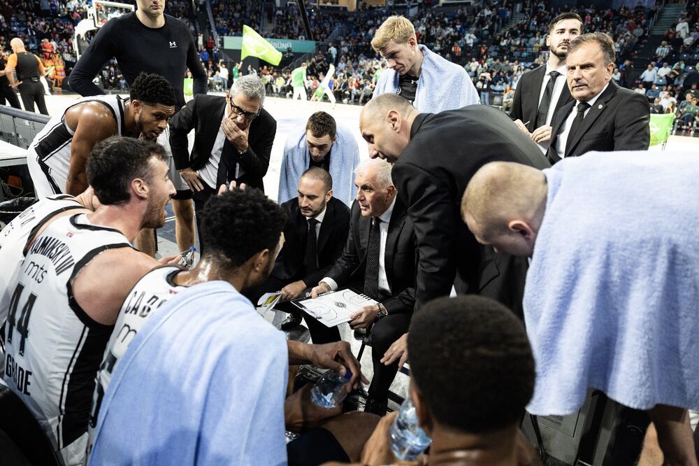 Željko Obradović sa košarkašima Partizana na jednom od tajm-auta u Istanbulu na meču protiv Anadolu Efesa u okviru 10. kola Evrolige