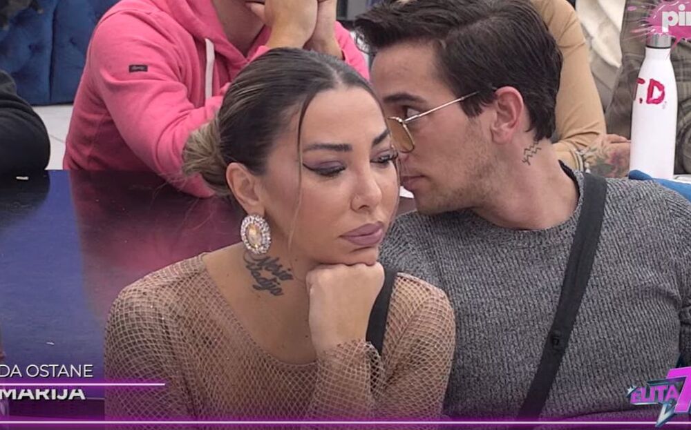 Aneli sluša Janjuševo izlaganje