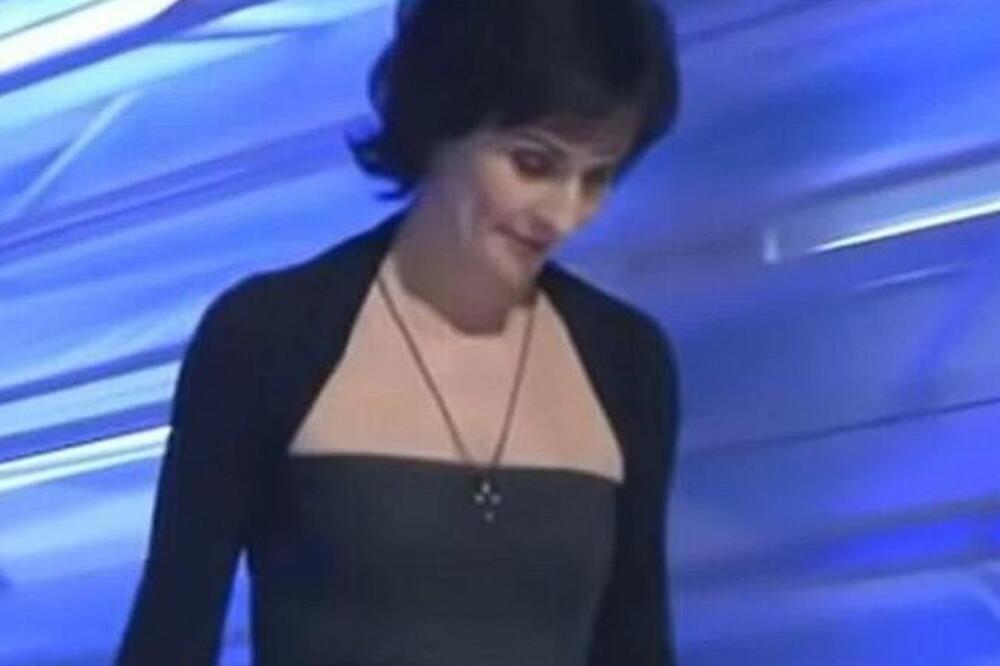 SLAVNA PEVAČICA ŽIVI U NAPUŠTENOM DVORCU SA 10 MAČAKA Godinama je niko nije video: Pliva u parama!