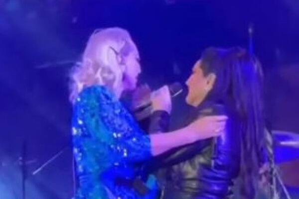 "MI SMO UVEK TU JEDNA ZA DRUGU" Lepa Brena zapevala sa Draganom Mirković, pa ZAPLAKALA, uputila joj OVE REČI