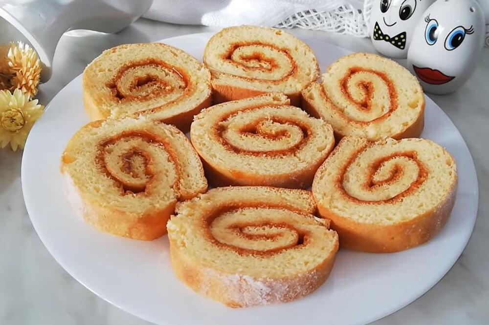 RECEPT ZA STARINSKI ŽUTI ROLAT SA DŽEMOM OD KAJSIJA: Sočne kore će vas raspametiti - brzo se pravi, još brže smaže