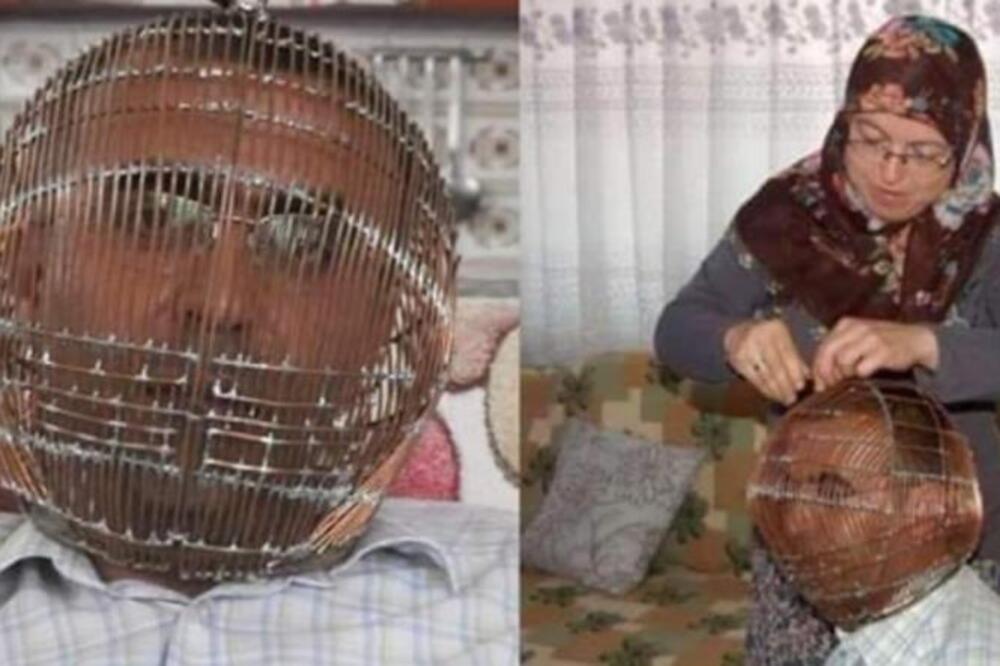 CEO DAN NOSI KAVEZ NA GLAVI I SVI GA GLEDAJU U ČUDU: tek uveče da ženi da ga otvori, a razlog je KRAJNJE BIZARAN