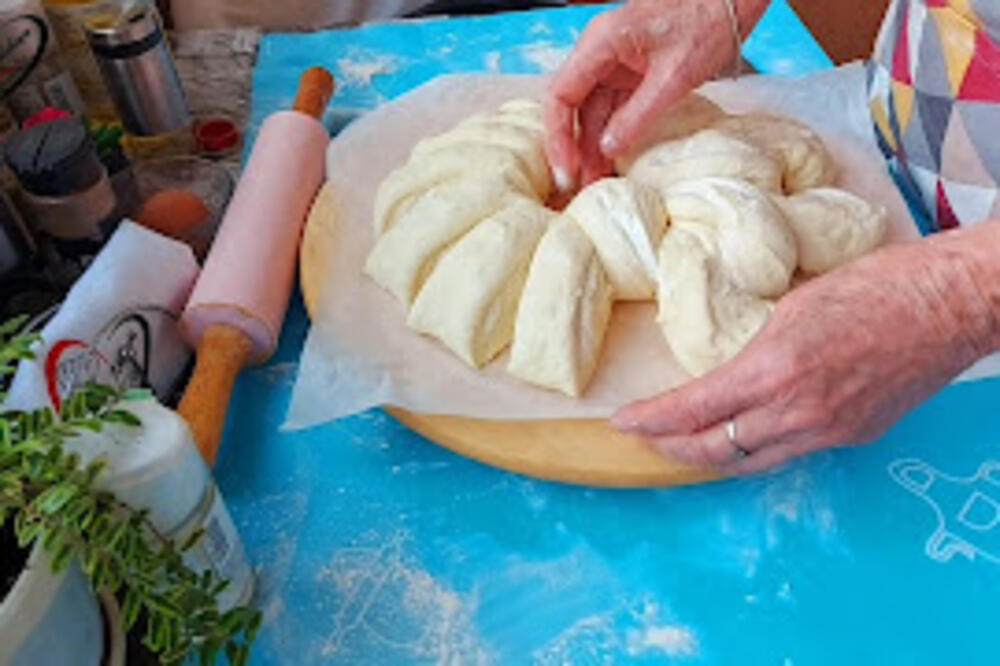 NAJMEKŠA POGAČA KOJU STE IKAD PROBALI: Idealna za USKRŠNJU TRPEZU, ni jedna joj nije ravna (RECEPT)