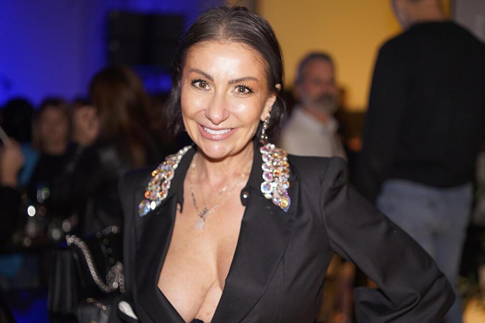 SUZANA PERIĆ (51) PROSLAVILA ROĐENDAN, A SVI BRUJE O NJENOM DEKOLTEU: Bez BRUSA u MINIĆU oduvala MNOGO MLAĐE, MAČKA