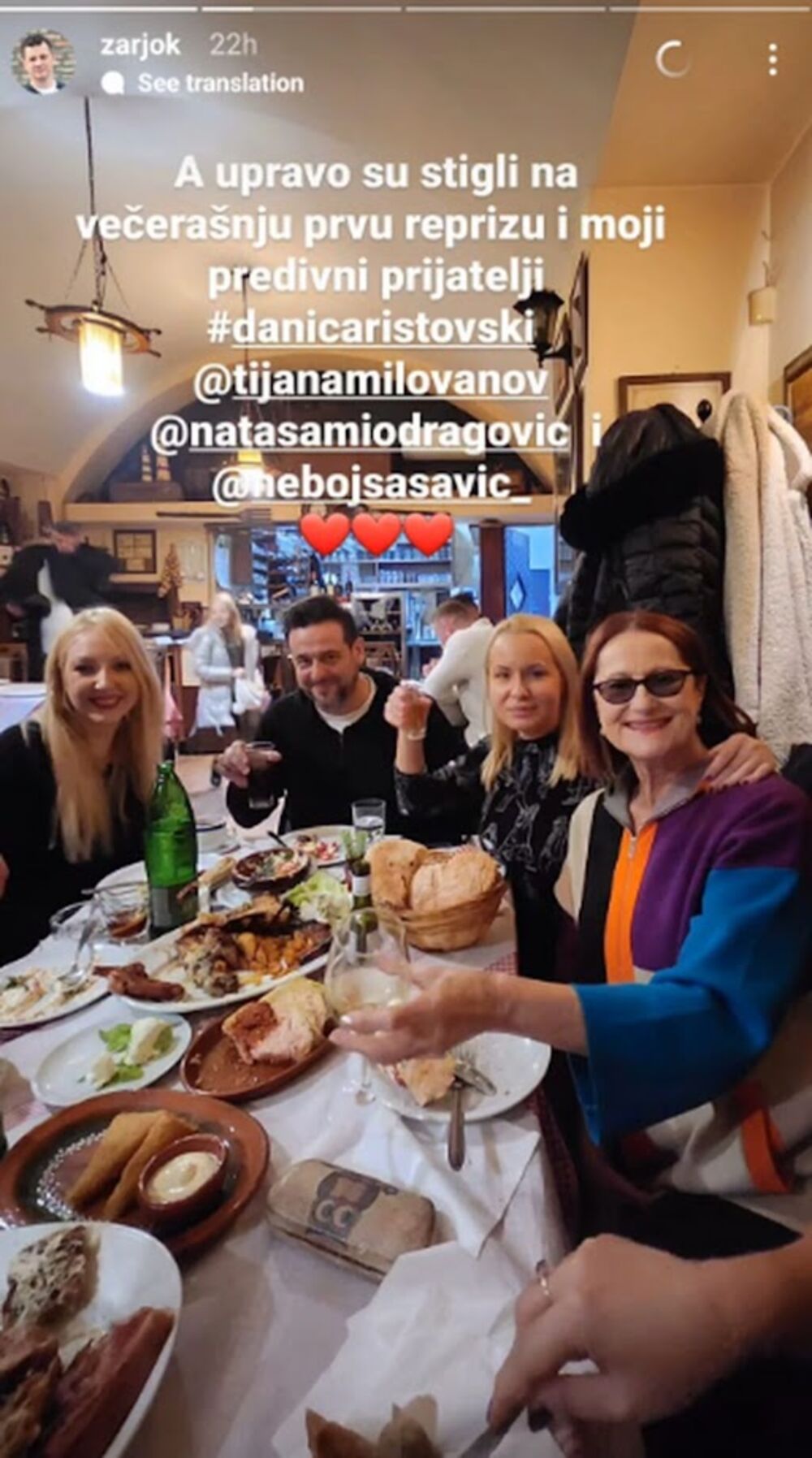 Danica je neretko u društvu prijatelja, a na fotografijama objavljenim na društvenim mrežama možemo videti da se trudi da uživa u i da ne skida osmeh sa lica