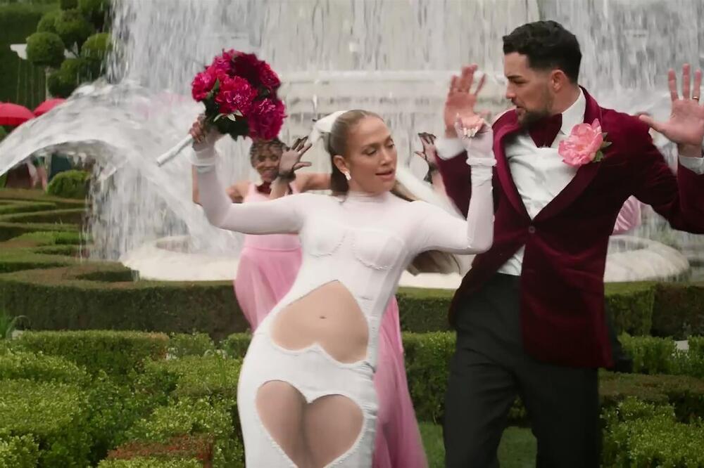 NE DAJ BOŽE DA VETRIĆ DUNE, SVE ĆE JOJ ISPASTI! PEVAČICI SE OMAKLO, ALI NE I KAMERI: Intima na IZVOLTE, kakav BLAM!