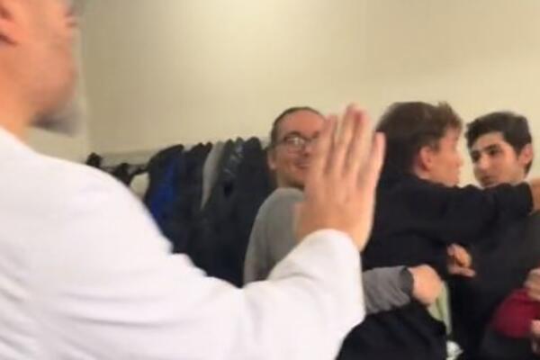 POČELO JE KOŠKANJE, A ONDA JE PROFESOR ULETEO DA IH RAZDVOJI: Ono što su mu URADILI ostavilo ga je U ŠOKU (VIDEO)
