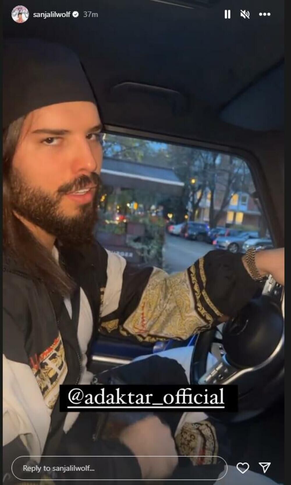 Samoprozvani bog obrva Adam Adaktar, provozao je pevačicu Sanju Vučić u svojim besnim kolima