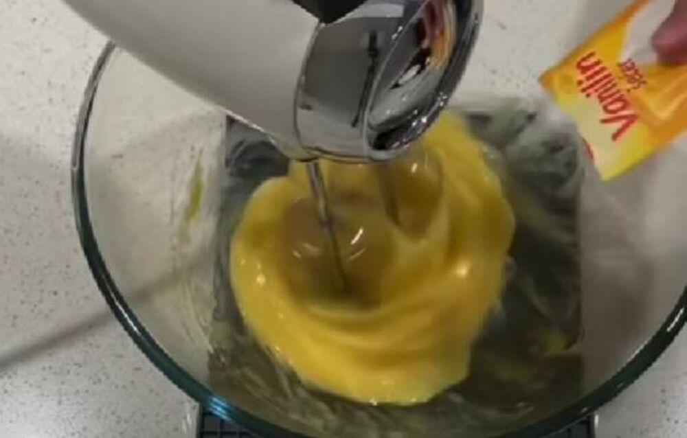 Jaja i vanilin šećer u činiji