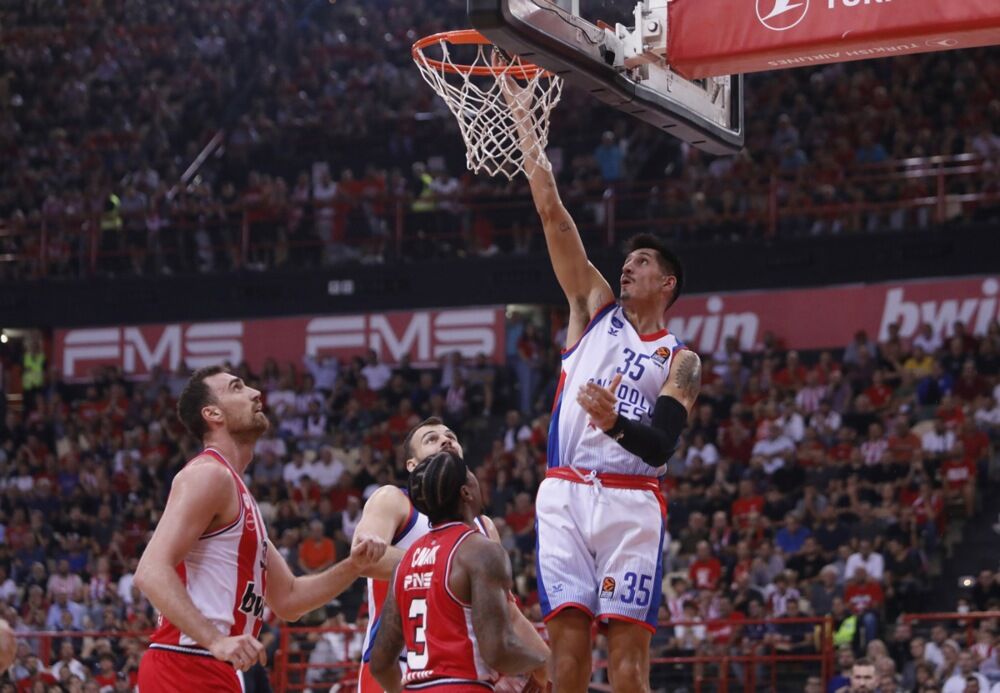 Derek Vilis (desno) na utakmici Olimpijakosa i Anadolu Efesa