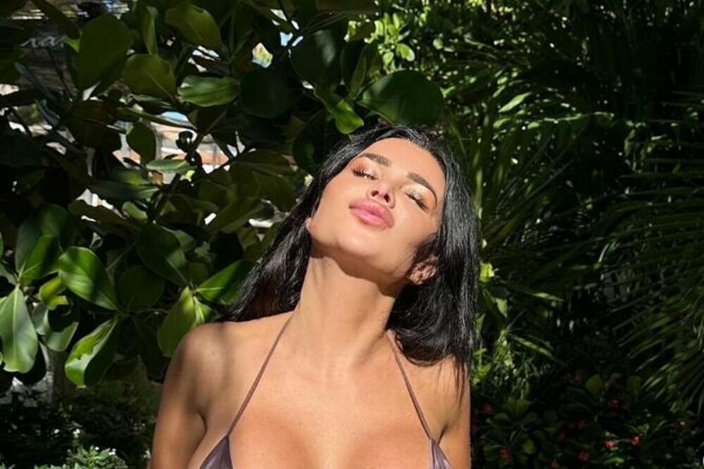 ONA NE GUBI NI DAN, POKAZALA KAKO UŽIVA ZA SVE PARE: Kraj nje VOLJENI MUŠKARAC, a ona sija u MINIJATURNOJ HALJINI