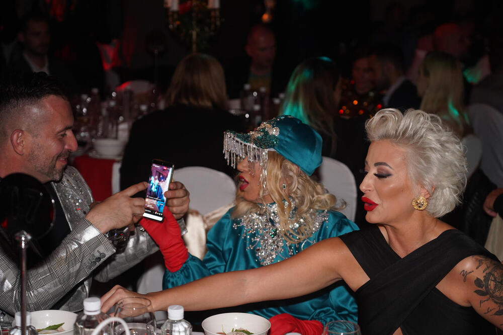 ŠTA JOJ BI? Poznata SRPKINJA PRETUKLA DADILJU: Posle toliko godina PRIZNALA JAVNO, bilo je i GURANJE NIZ STEPENICE