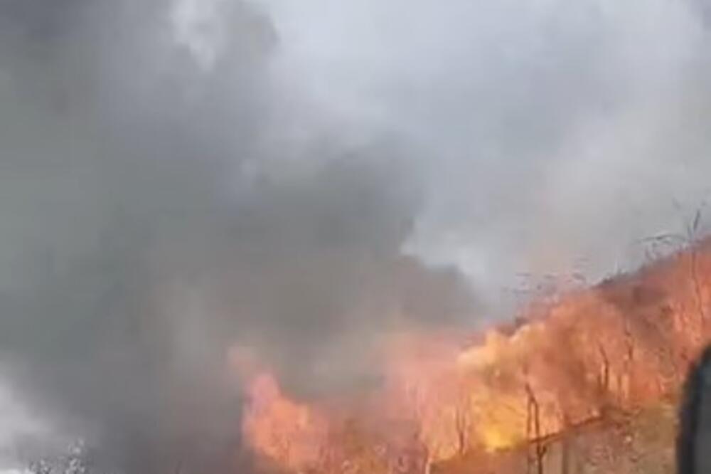 POJAVIO SE SNIMAK VELIKOG PLAMENA NA IBARSKOJ MAGISTRALI: Požar guta strambeni objekat (VIDEO)