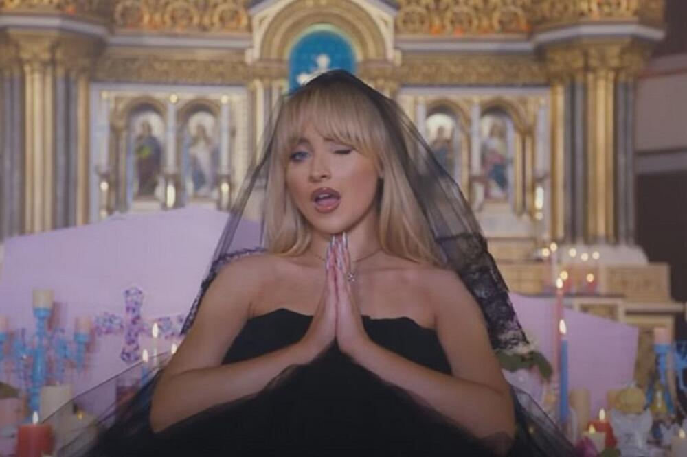 ŠTA TO ONA RADI U CRKVI? Pevačica golišava SNIMALA SPOT, VERNICI NE MOGU DA DOĐU SEBI OD ŠOKA: Ko je ovo DOPUSTIO?