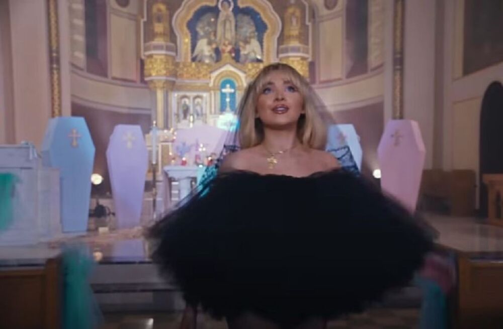  Sabrina Karpenter (24) razbesnela je katolike novim spotom za pesmu 'Feather