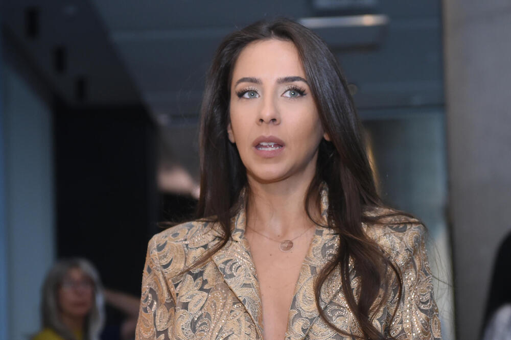 SVE OČI UPRTE SAMO U NJU! Ivana Dudić ODUVALA SVE PROVOKACIJOM: Pojavila se u sakou, ispod nije IMALA NIŠTA (FOTO)
