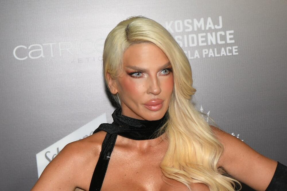 KARLEUŠA BRUTALNO IZVREĐALA SVOJU KOLEGINICU: Rekla joj da nosi VIRŠLA ČARAPE I DA JE MRTVO PUVALO, estradni rat!