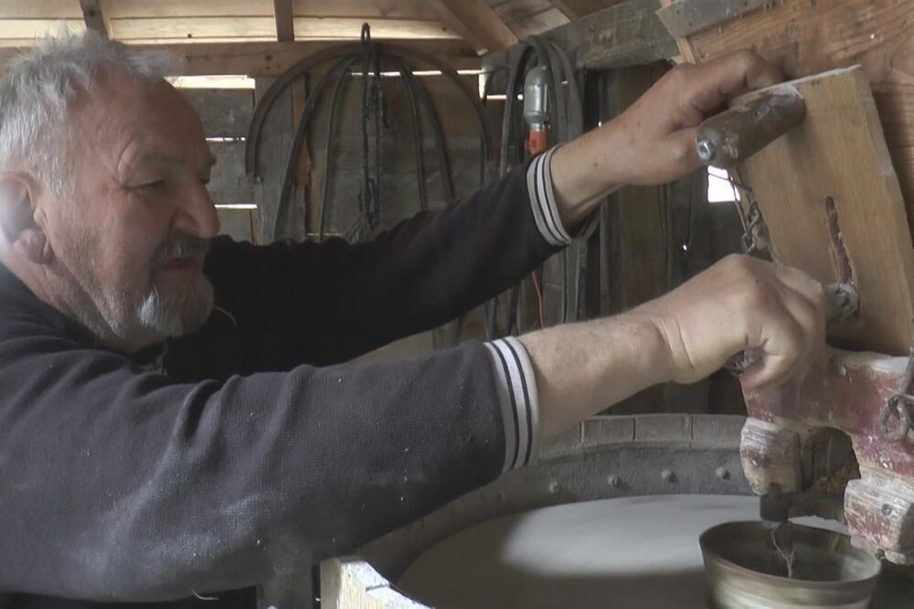 GVOZDEN VERUJE DA SAVA SAVANOVIĆ ŽIVI U NJEGOVOJ VODENICI: Skule u MRKLOM MRAKU zanoćeva sa njegovom SLIKOM! (FOTO)