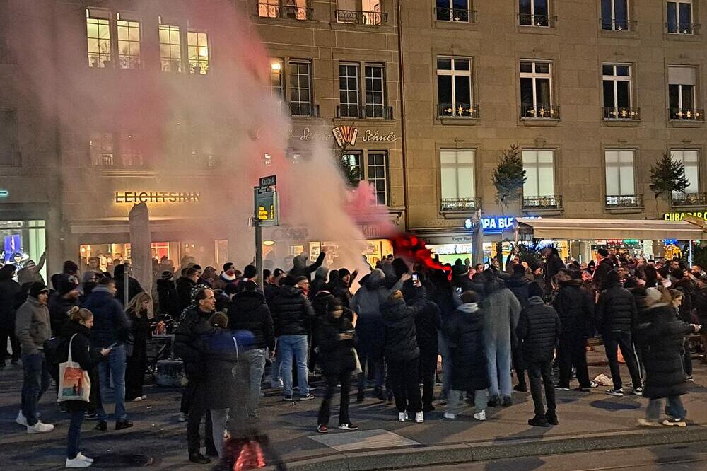 BAKLJADA DELIJA U BERNU! Pristalice Zvezde okupirali prestonicu Švajcarske - policija sve nadgleda (VIDEO/FOTO)