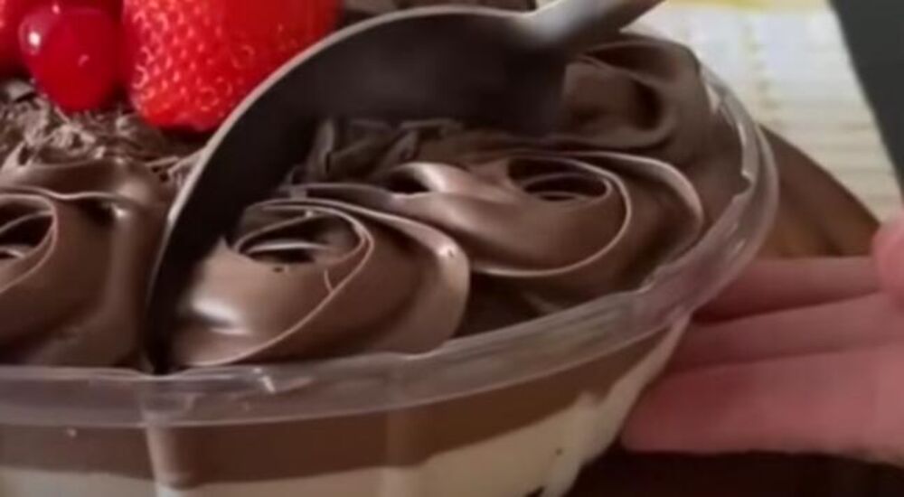 Kolač sa čokoladom i dve vrste fila