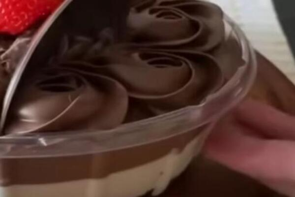 NAJLAGANIJI KOLAČ SA ČOKOLADOM GOTOV ZA 15 MINUTA: Kremast zbog 2 vrste fila - recept koji vraća u detinjstvo