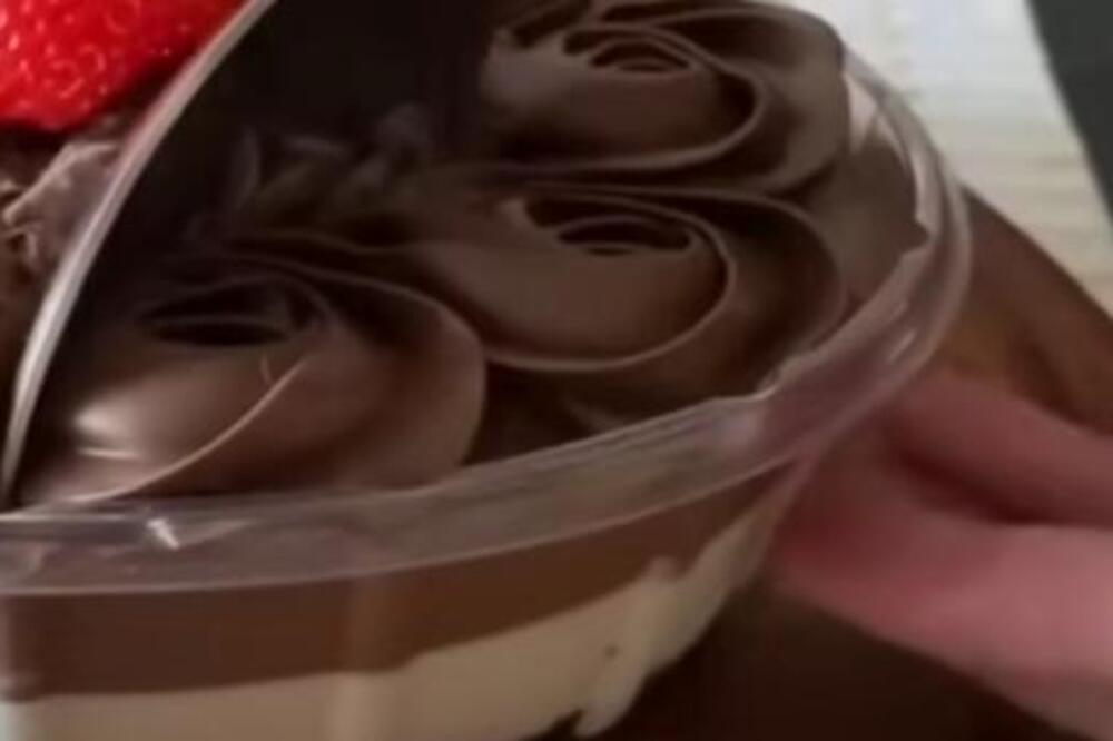 NAJLAGANIJI KOLAČ SA ČOKOLADOM GOTOV ZA 15 MINUTA: Kremast zbog 2 vrste fila - recept koji vraća u detinjstvo