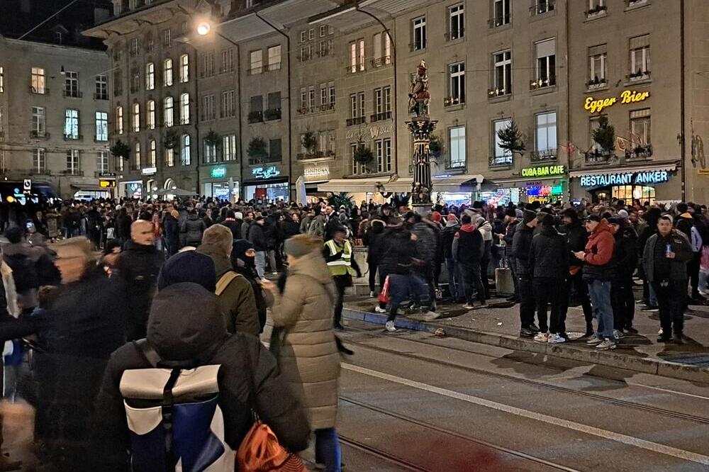 DELIJE KRENULE KA VANKDORF STADIONU! "Mi nismo kabadahije", jaka poruka navijača tokom kortea (VIDEO)