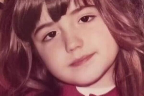 DA LI ZNATE KO JE DEVOJČICA SA FOTKE? Danas ima 44 godine i prava je ATOMSKA BOMBA, opasna je ZAVODNICA