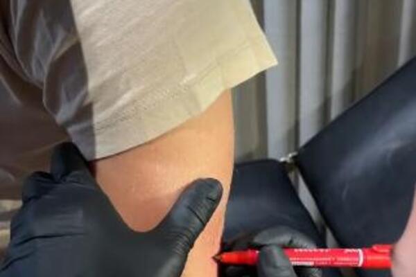 DEČKO POSVETIO SVOJOJ DEVOJCI TETOVAŽU PA DOŽIVEO PAKAO NA INTERNETU: Ljudi ga ''RAZAPINJU'' u komentarima (VIDEO)