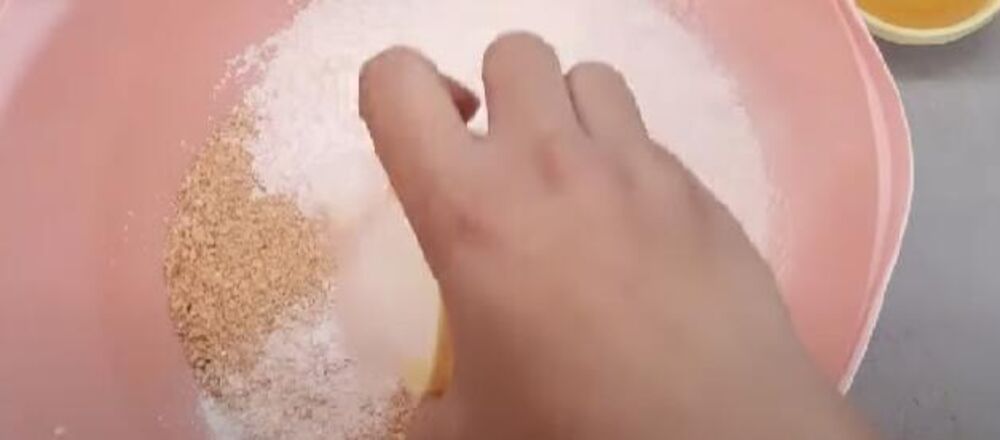 Sastojci za rum kuglice u činiji