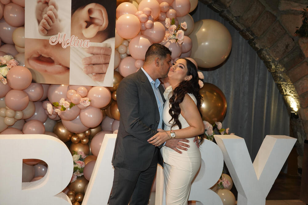 ONA JE PRVA STIGLA NA SLAVLJE KOD NADICE ADEMOV: Na njoj SVE PUCA, ne zna se šta je BOLJE, a u rukama je nosila OVO