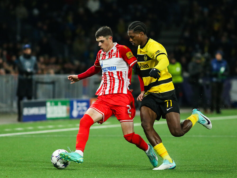 Kosta Nedeljković (levo) na utakmici Crvene zvezde i Jang bojsa