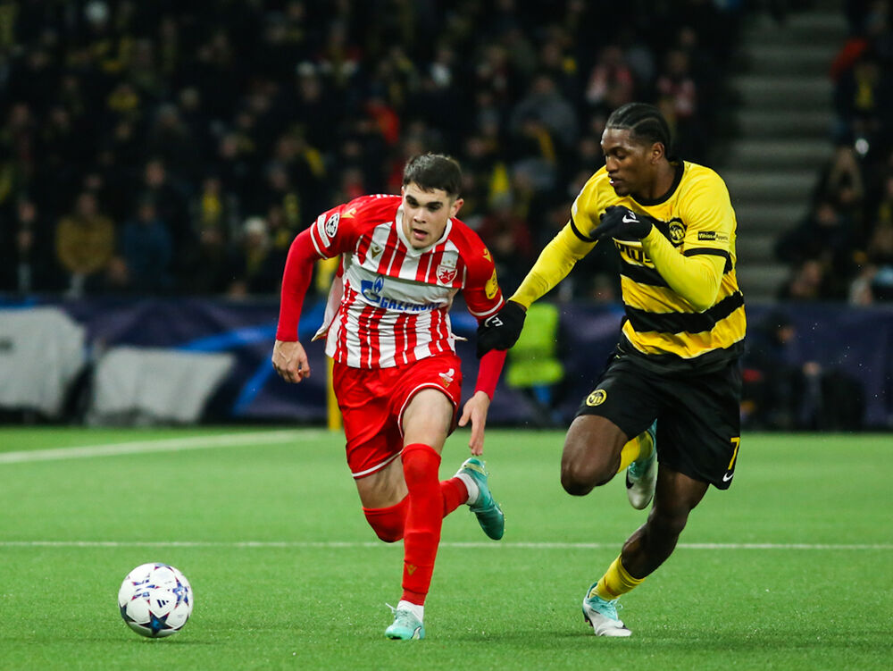 Kosta Nedeljković na utakmici Jang bojsa i Crvene zvezde (levo)