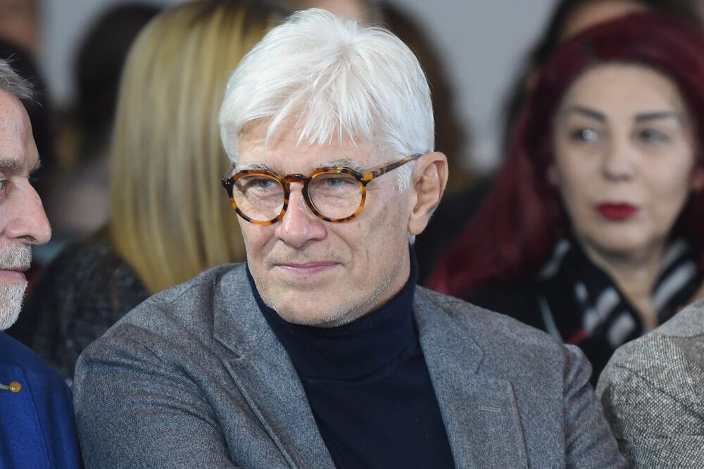 JUGOSLOVENSKI DASA PONOVO BUDI ŽENSKA SRCA, OPASAN FRAJER! Sede kose i dalje MNOGE ŽELE, a on u PUNOJ SNAZI