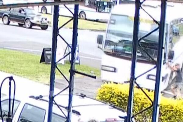 AUTOBUS SE KRETAO NEKONTROLISANO KA BENZINSKOJ PUMPI, A ONDA... Gledajte kako je HEROINA (14) spasila SVE (VIDEO)