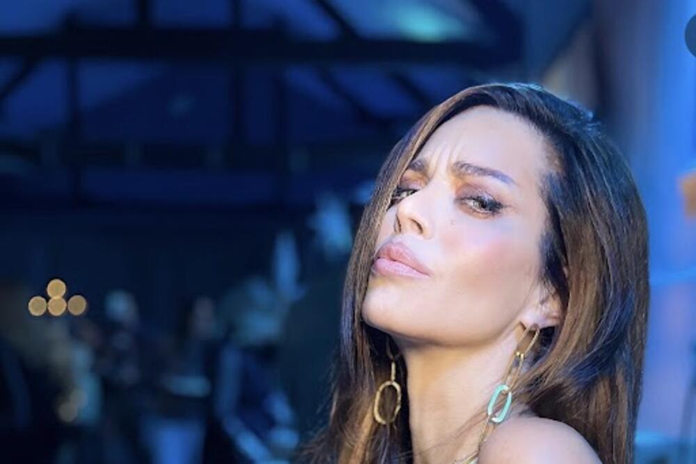 SVE PUCA NA NIKOLINI PIŠEK, UTEGLA SE I POKAZALA KOLIKO JE ZGODNA: Do LUDILA dovela celu NACIJU, kakva BOMBA