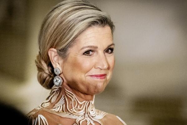 KRALJICA MAKSIMA RASPALILA MAŠTU MUŠKARCIMA, KAKO JE SAMO OVAKO DOBRA? Prešla PEDESETE, a KIDA kako IZGLEDA (FOTO)