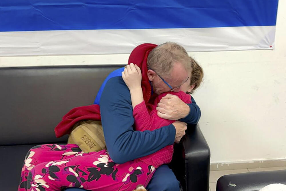 OTAC KOJI JE MISLIO DA MU JE ĆERKA MRTVA OGOLIO DUŠU: Ovo je prvo što je malena uradila kada je došla KUĆI (VIDEO)