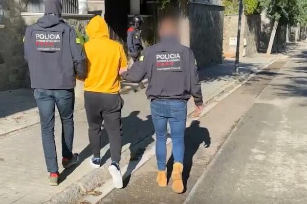 POGLEDAJTE KAKO JE UHAPŠEN MIRZA MAŠOVIĆ U BARSELONI: Srbin okružen POLICIJOM, izveli ga iz VELELEPNE KUĆE (VIDEO)
