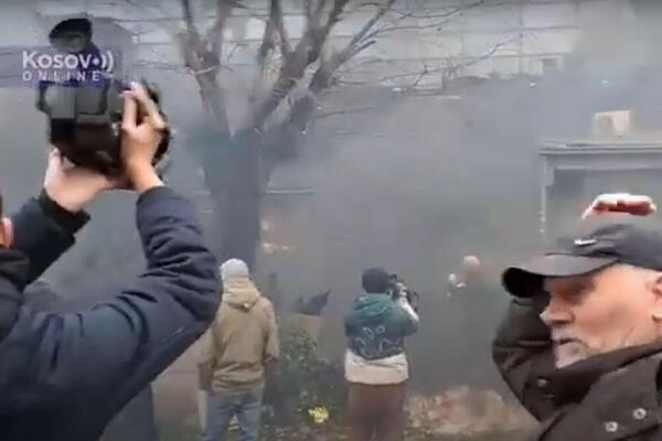 DRAMA U PRIŠTINI TOKOM PROTESTA: Veterani OVK se protive Specijalnom sudu, bačen suzavac (VIDEO)