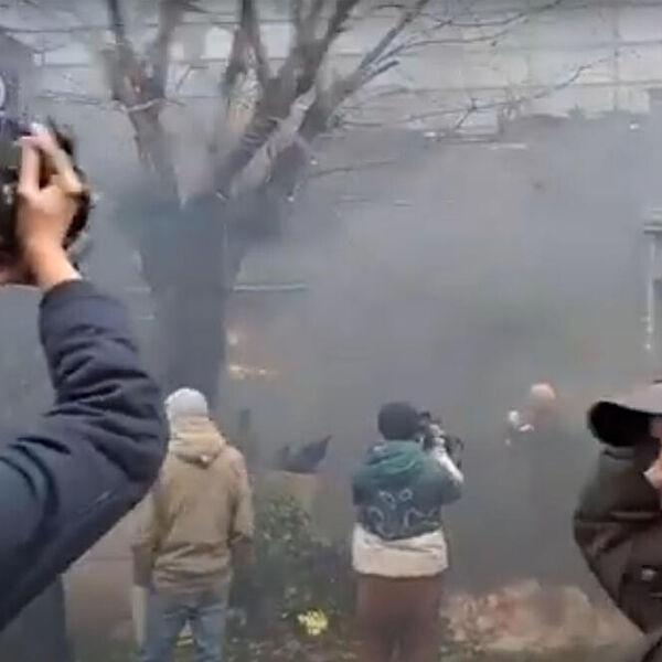 DRAMA U PRIŠTINI TOKOM PROTESTA: Veterani OVK se protive Specijalnom sudu, bačen suzavac (VIDEO)