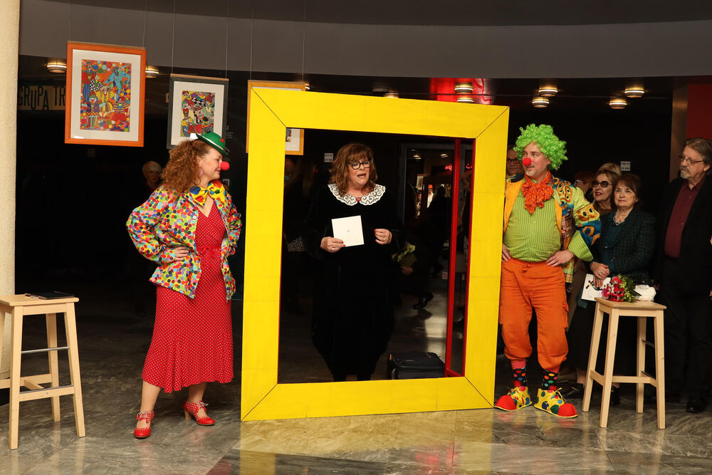 'Kao i pozorište i cirkus ima svoju scenu, glumce, publiku, svetlo, kostim, muziku', rekla je glumica