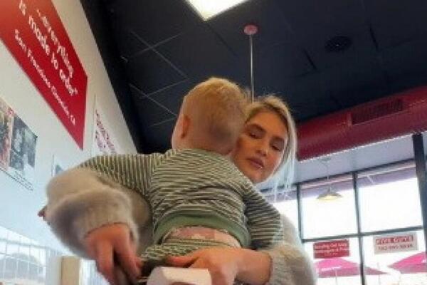 UNELA JE DETE U PRODAVNICU, A SVI SU GLEDALI SAMO U 1 DETALJ: Niko nije VEROVAO ŠTA VIDI, pazite šta JE URADILA