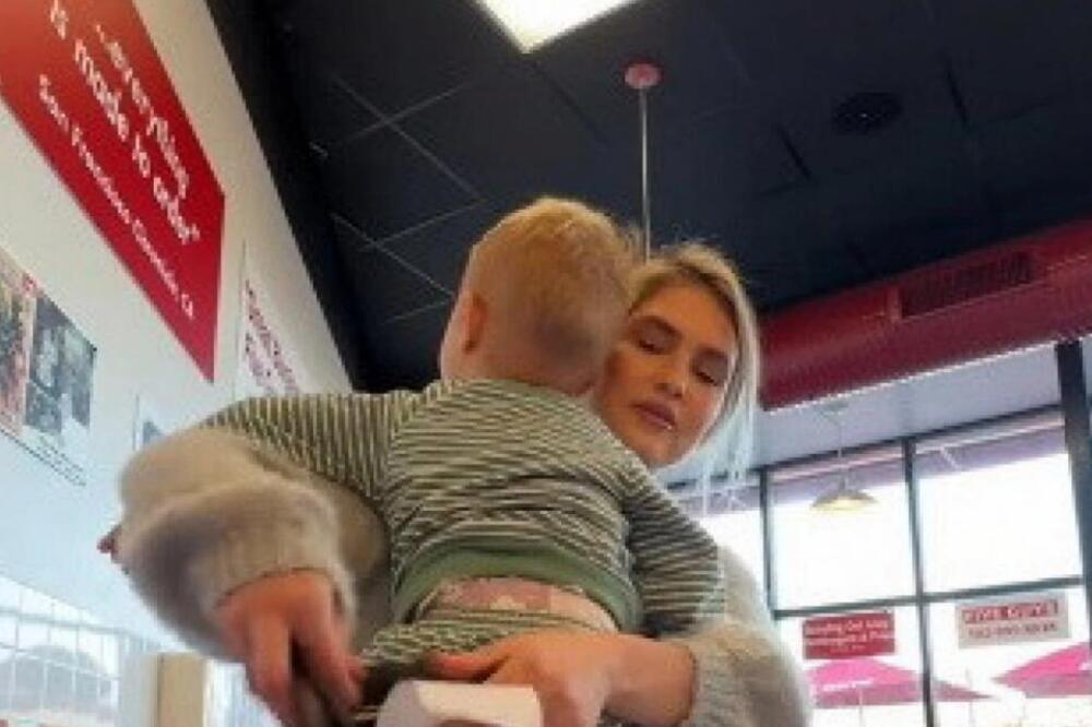 UNELA JE DETE U PRODAVNICU, A SVI SU GLEDALI SAMO U 1 DETALJ: Niko nije VEROVAO ŠTA VIDI, pazite šta JE URADILA