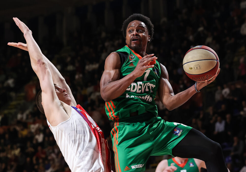 Jogi Ferel u dresu Cedevita Olimpije (desno) protiv Crvene zvezde u Beogradu