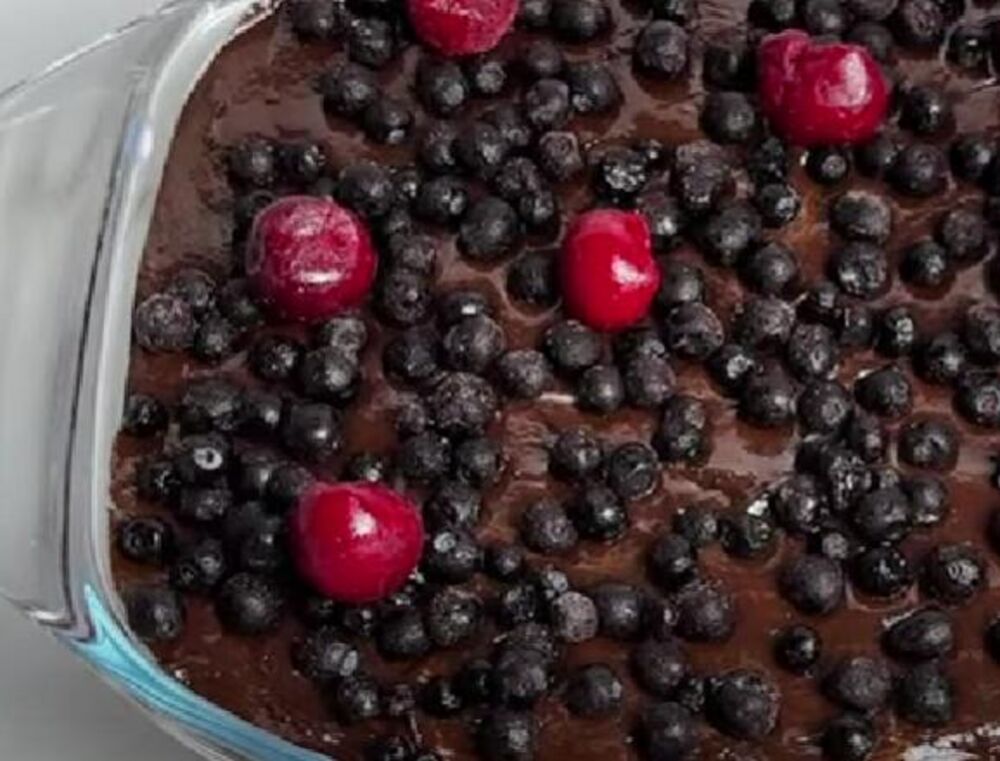 Čokoladni kolač sa borovnicama i višnjama